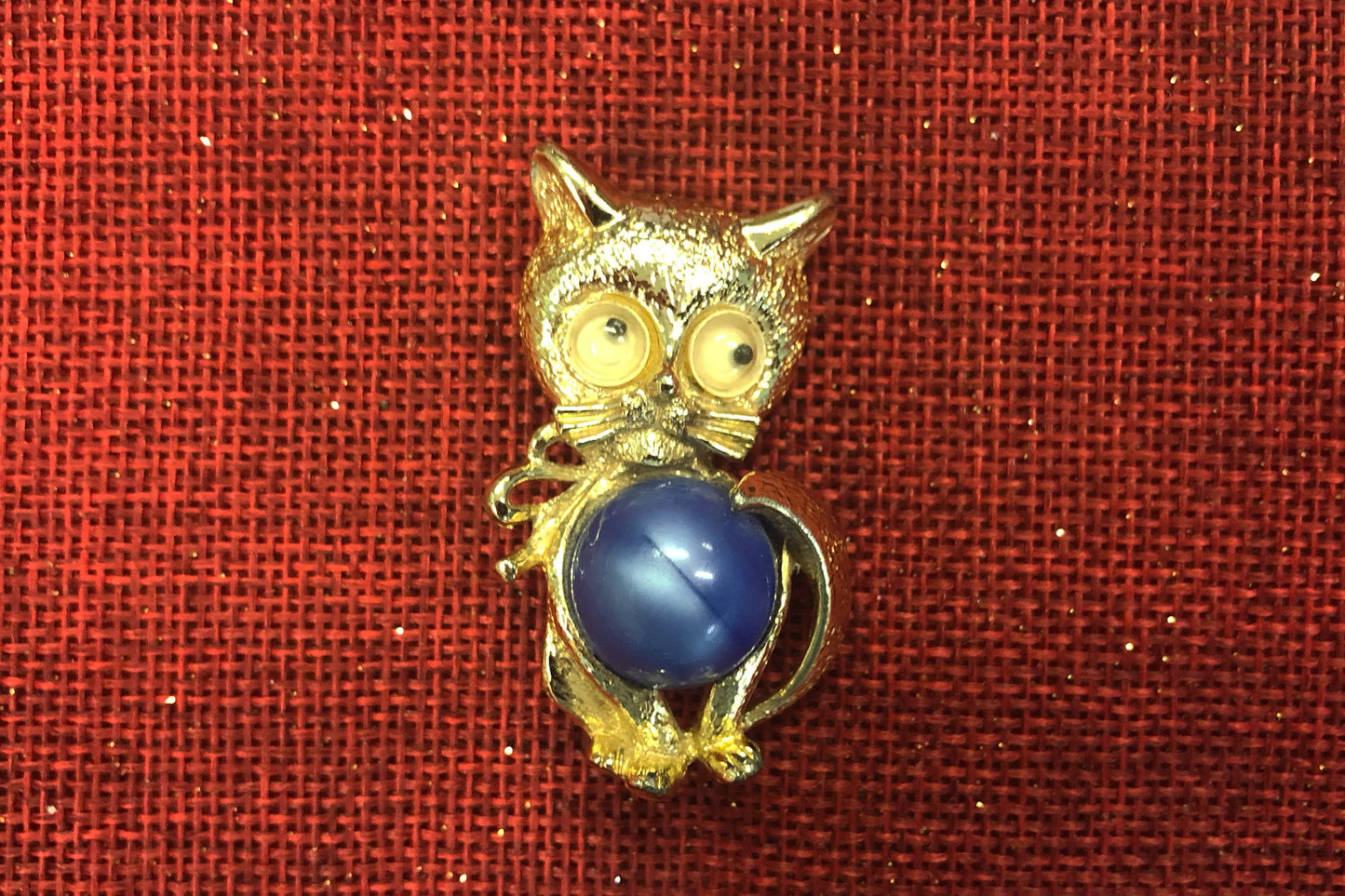 Blue And Gold Googly Eyes Jelly Belly Cat Pin/Brooch - Vintage