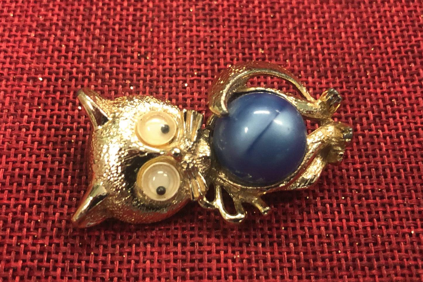 Blue And Gold Googly Eyes Jelly Belly Cat Pin/Brooch - Vintage