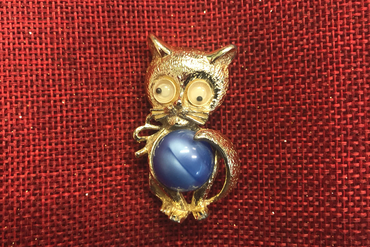 Blue And Gold Googly Eyes Jelly Belly Cat Pin/Brooch - Vintage