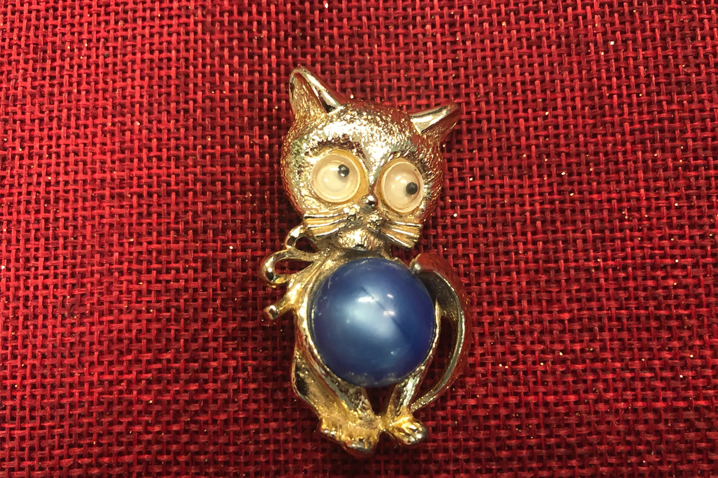 Blue And Gold Googly Eyes Jelly Belly Cat Pin/Brooch - Vintage