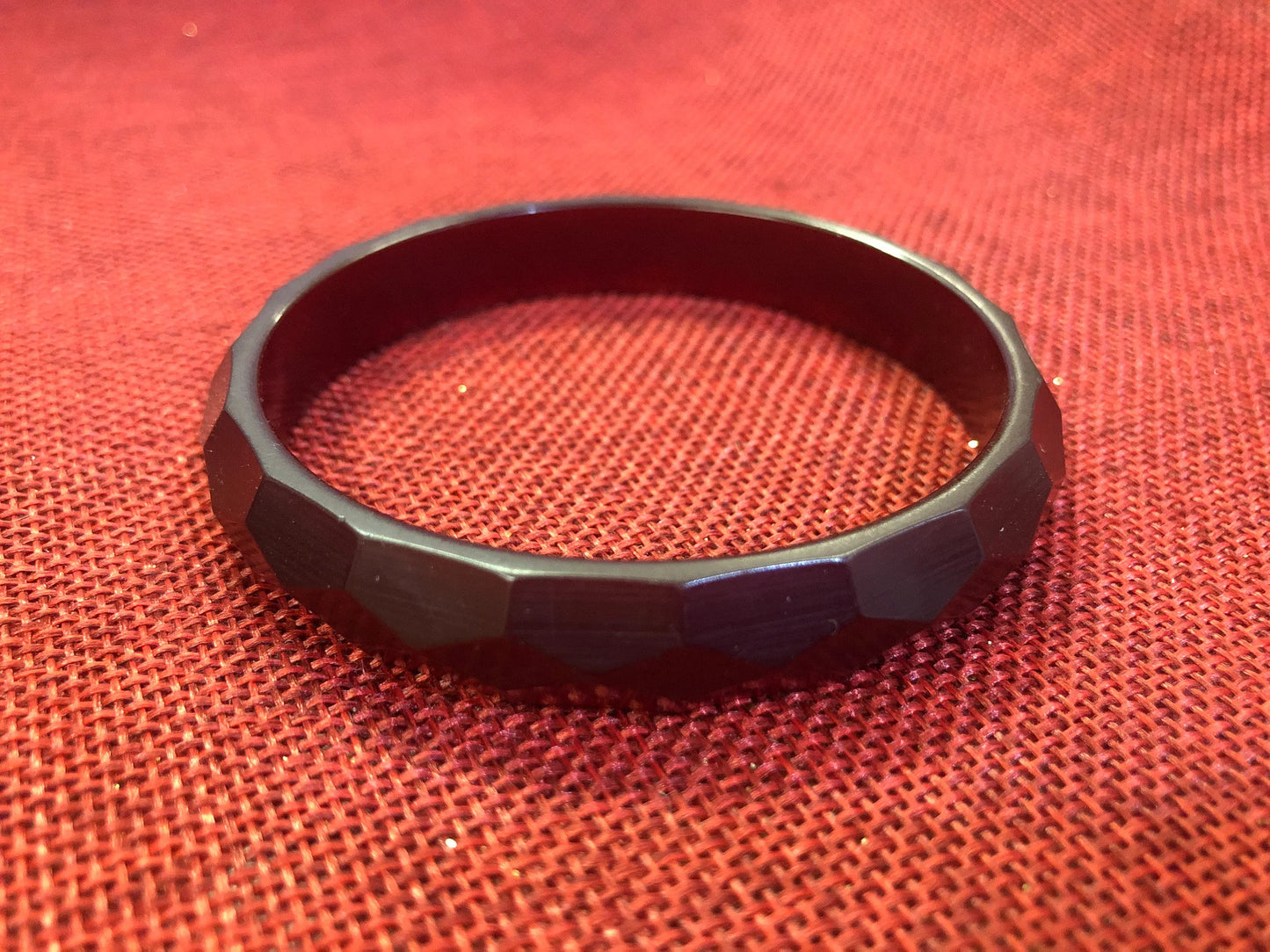 Bakelite Whiskey Red Diamond Cut Bangle Bracelet - Vintage