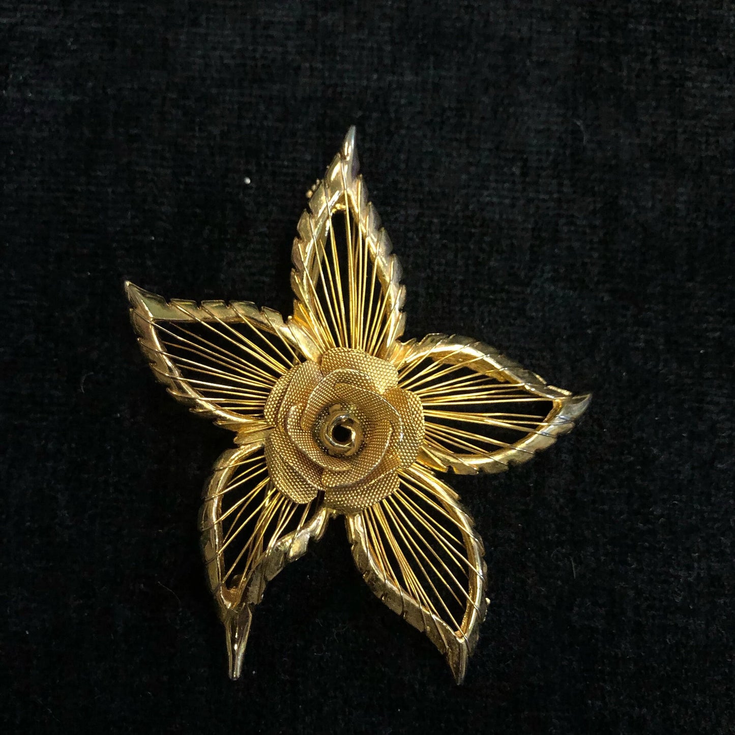 Sweet Spun Wire Gold Rose Pin/Brooch