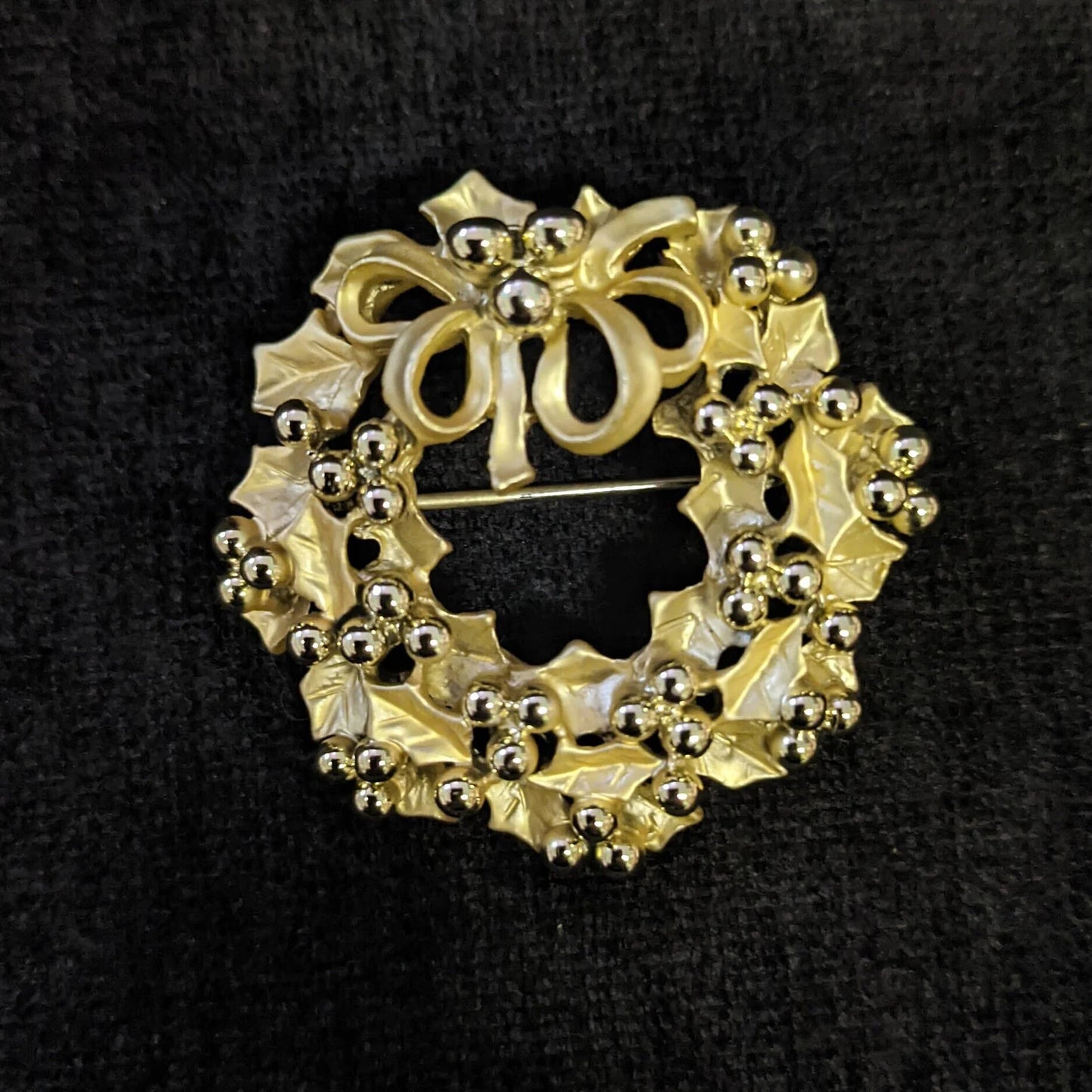 Holly With Berries Wreath Brooch in Two Tone Gold Metal - Vintage Pin