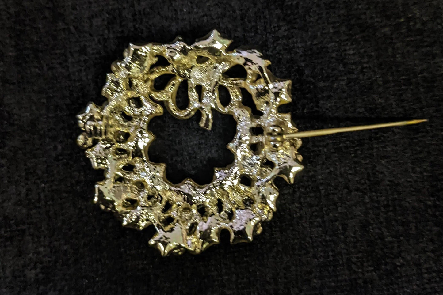 Holly With Berries Wreath Brooch in Two Tone Gold Metal - Vintage Pin