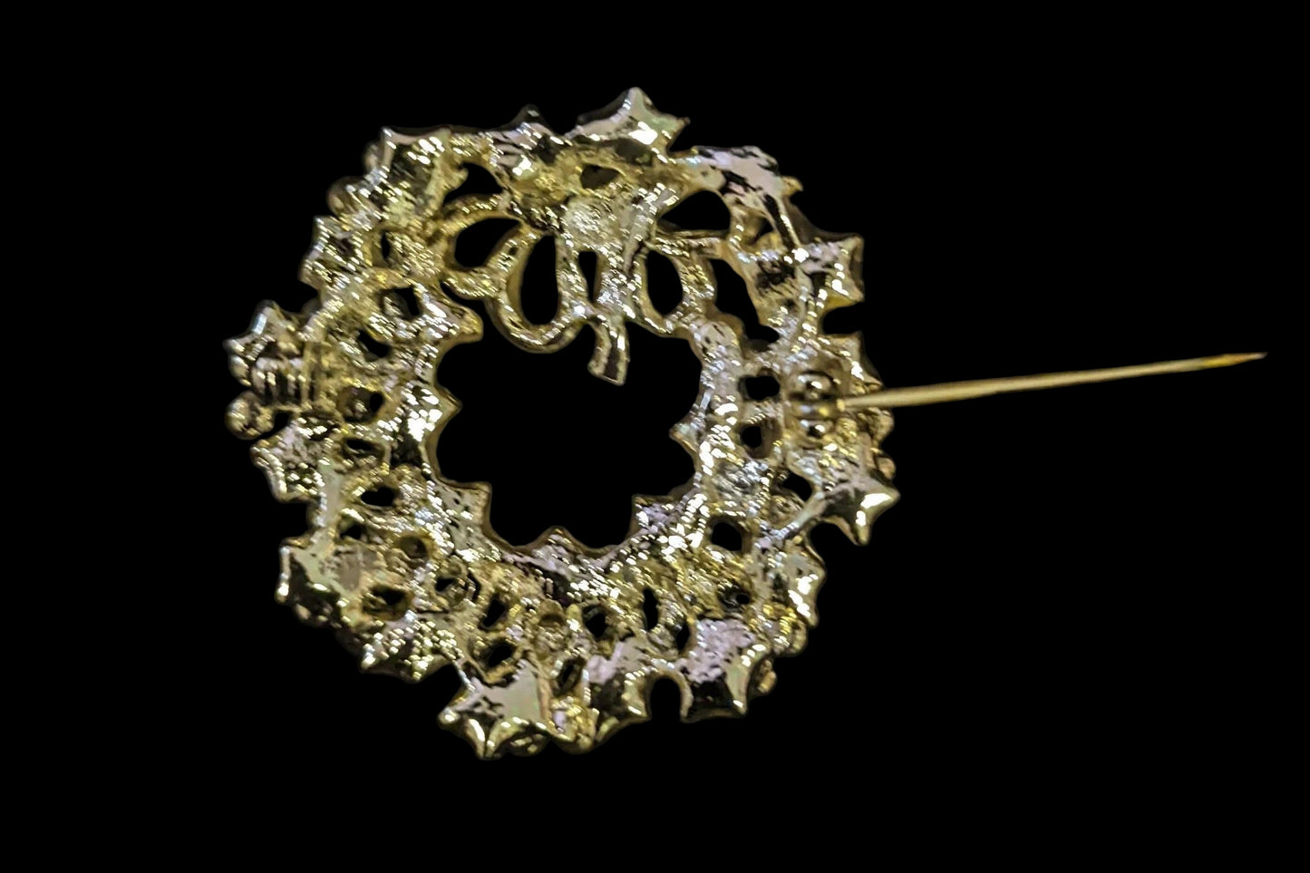 Holly With Berries Wreath Brooch in Two Tone Gold Metal - Vintage Pin