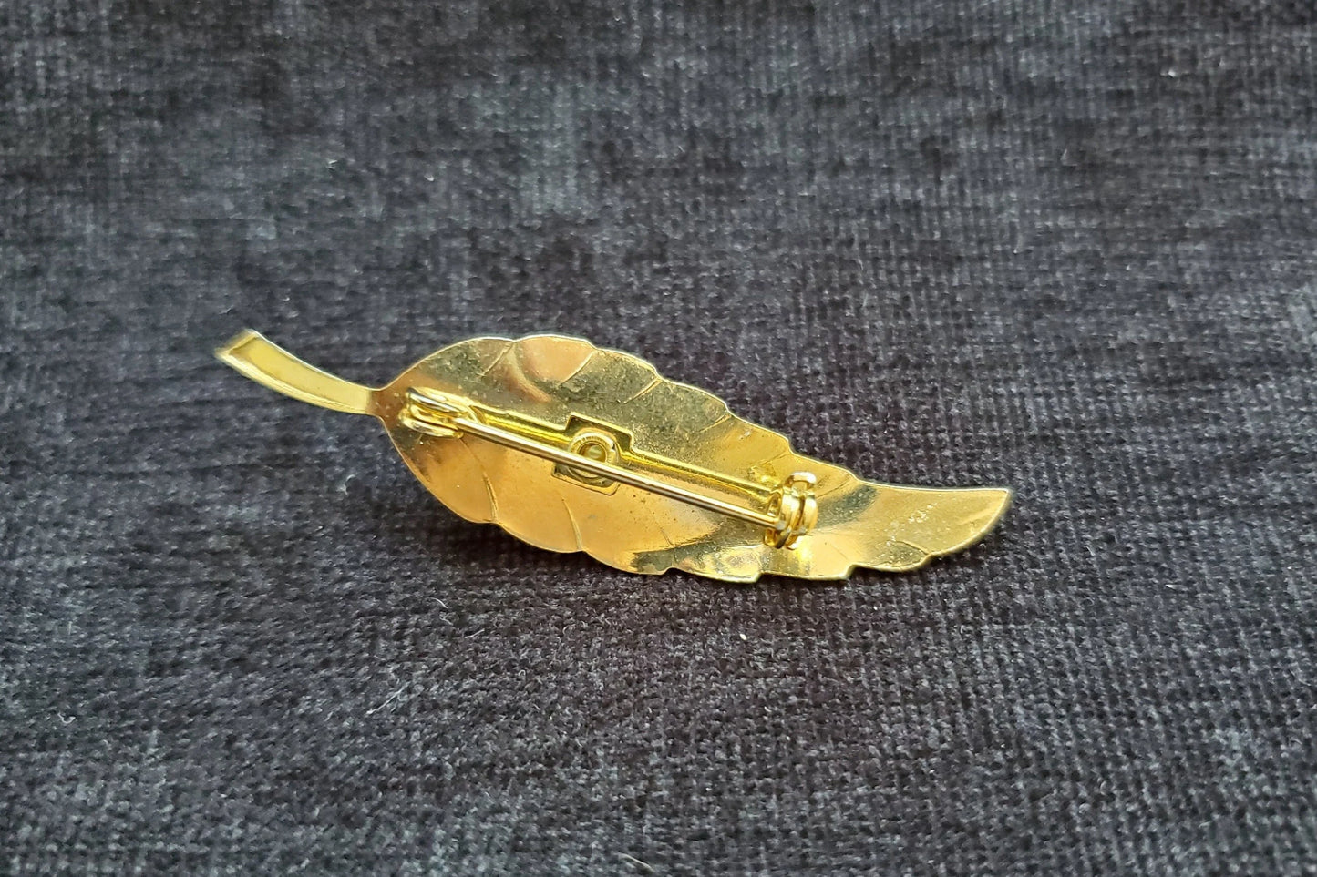 Long Gold Tone Feather with Prong Set Pearl Pin/Brooch