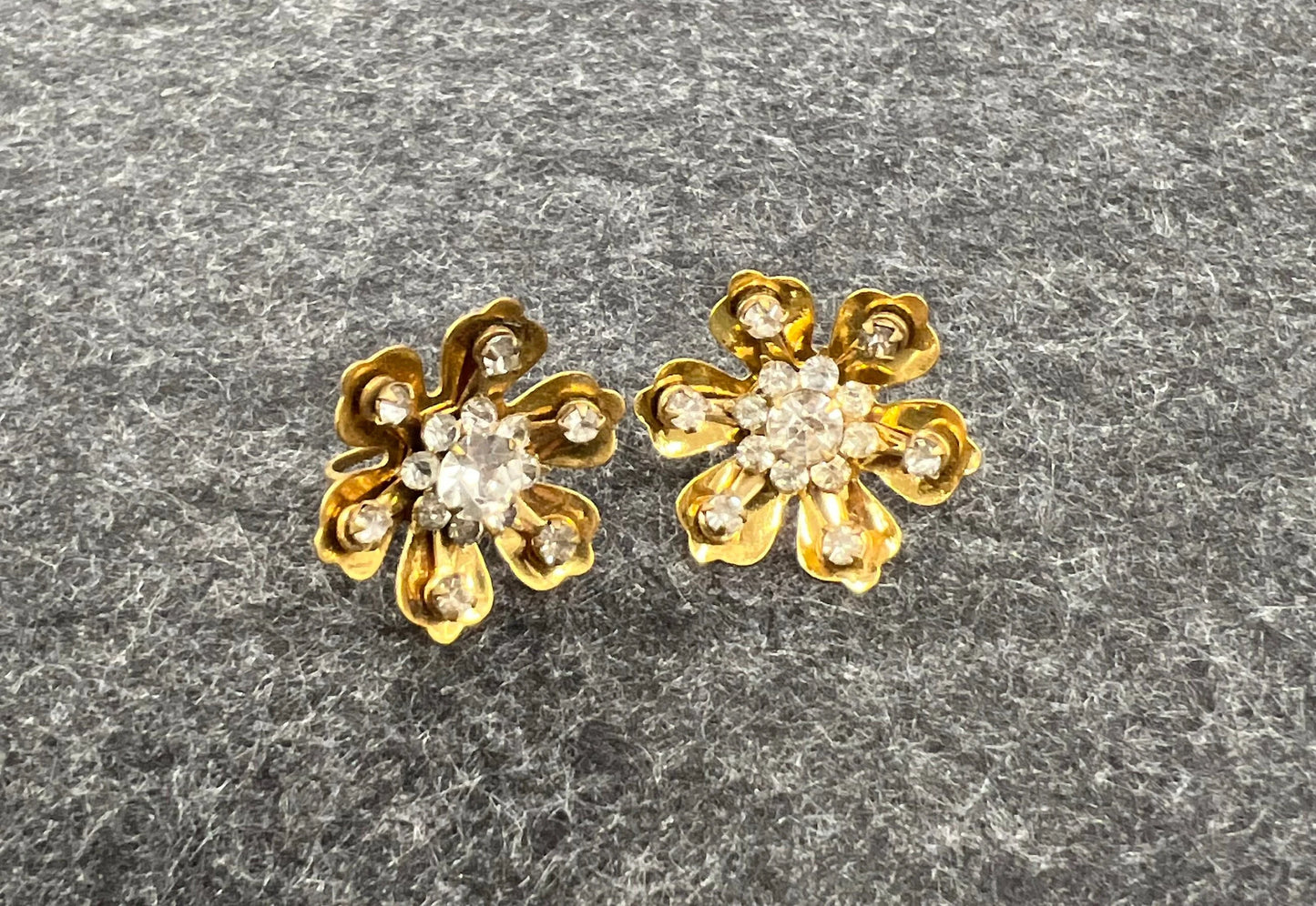 Gold Flower Blossoms With Crystal Centers and Points - Screw-back Earrings Vintage