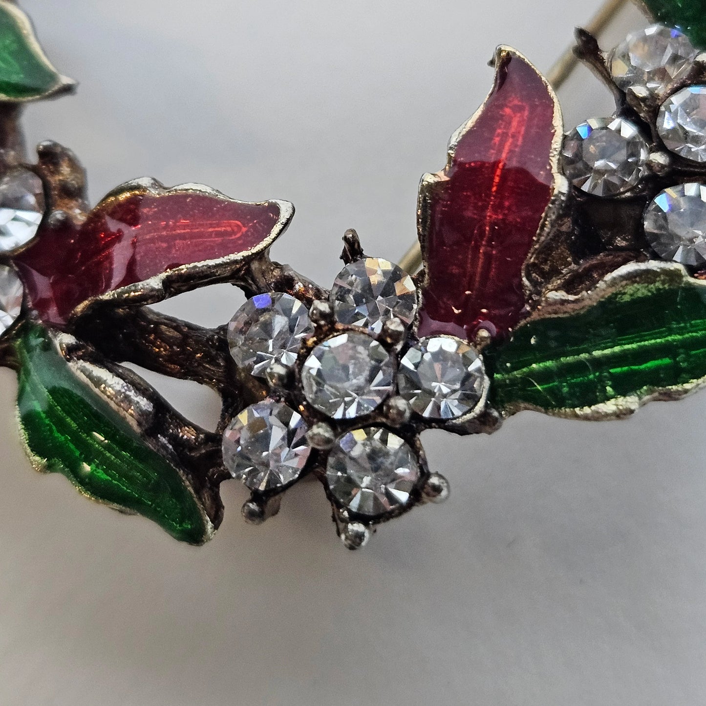 Christmas Wreath Brooch With Enamel and Crystals - Collectible Holiday Pin - Retro Holiday Brooch