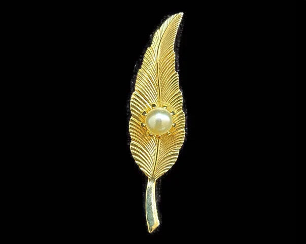 Long Gold Tone Feather with Prong Set Pearl Pin/Brooch