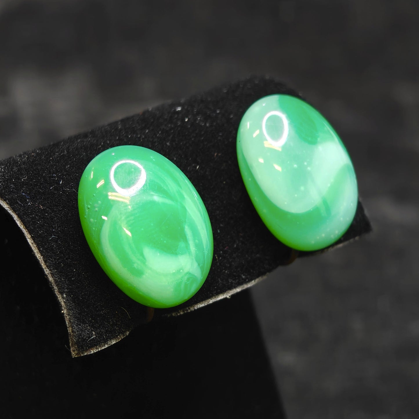 Round Green Peking Glass Screw Back Earrings - Made In Japan - Vintage Green Earrings