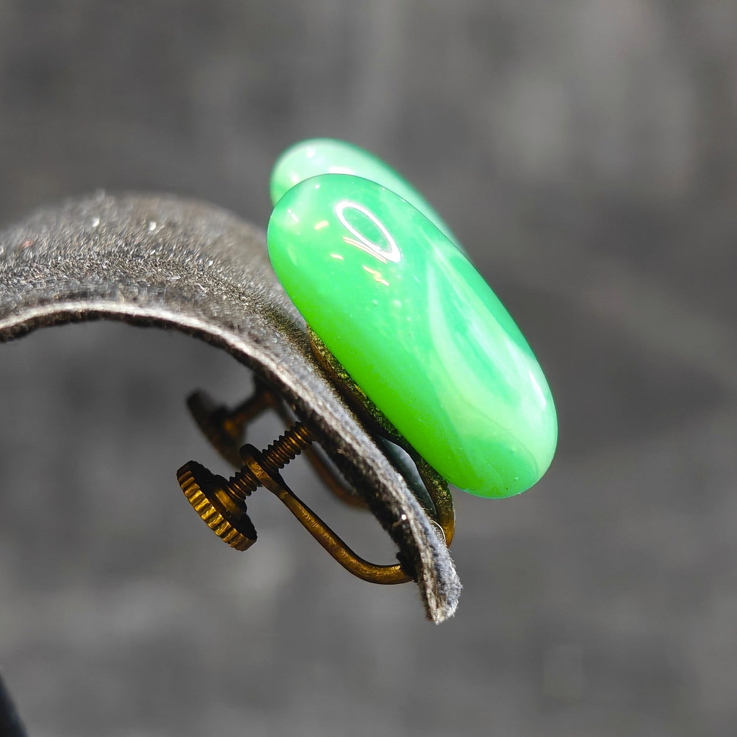 Round Green Peking Glass Screw Back Earrings - Made In Japan - Vintage Green Earrings
