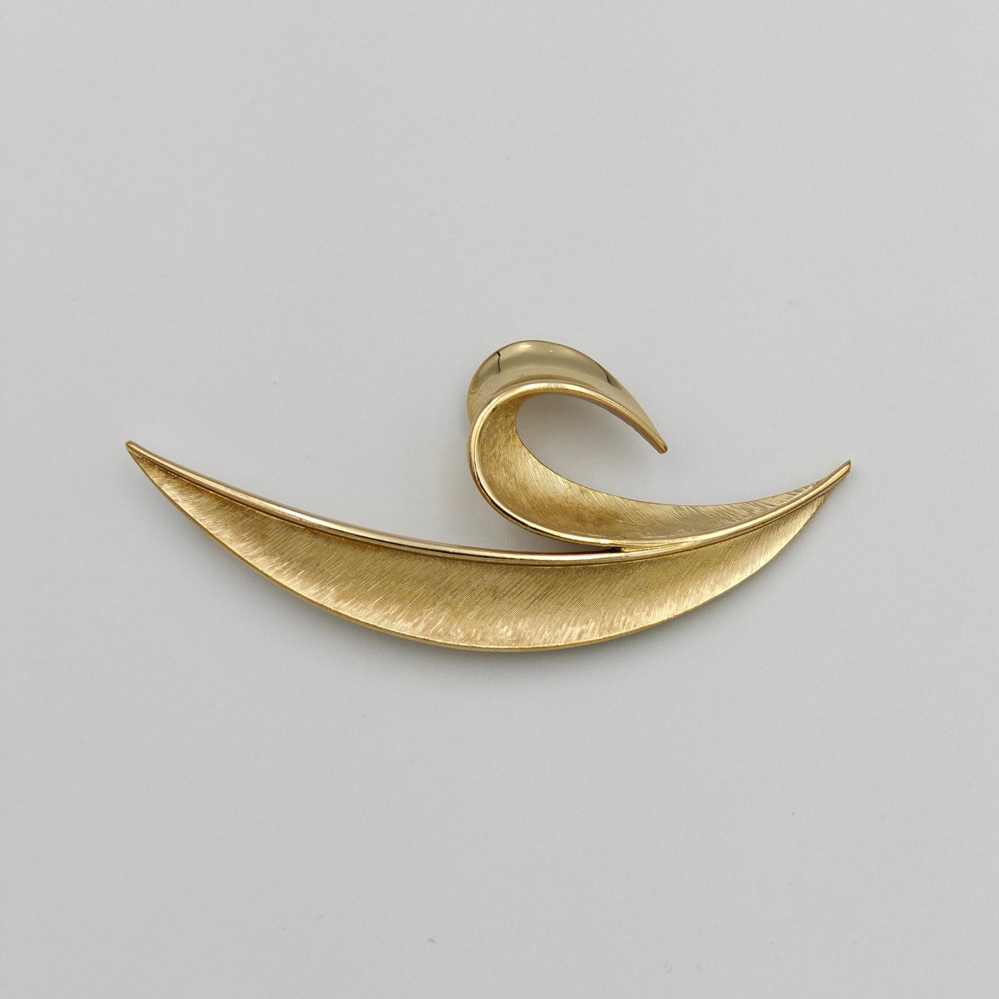 Trifari Stylized Brushed Gold Leaf Brooch - Large Vintage Trifari Pin