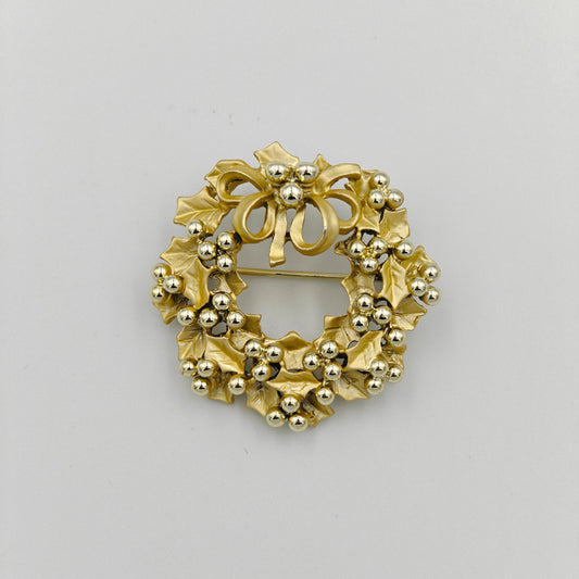 Holly With Berries Wreath Brooch in Two Tone Gold Metal - Vintage Pin