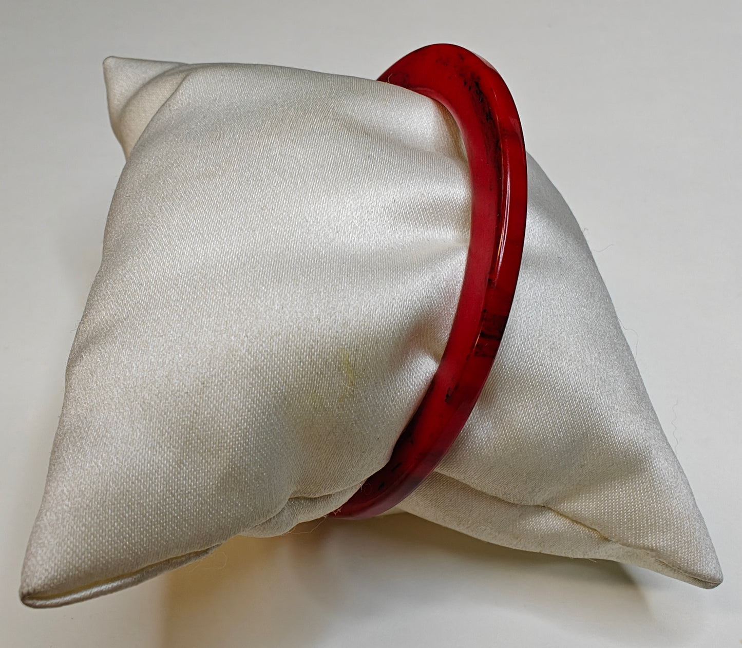 Red and Black Marbled Bakelite Bangle Bracelet with Sculpted Edge - Vintage (Z)