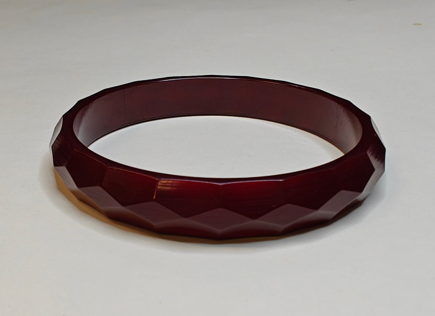 Bakelite Whiskey Red Diamond Cut Bangle (Z)