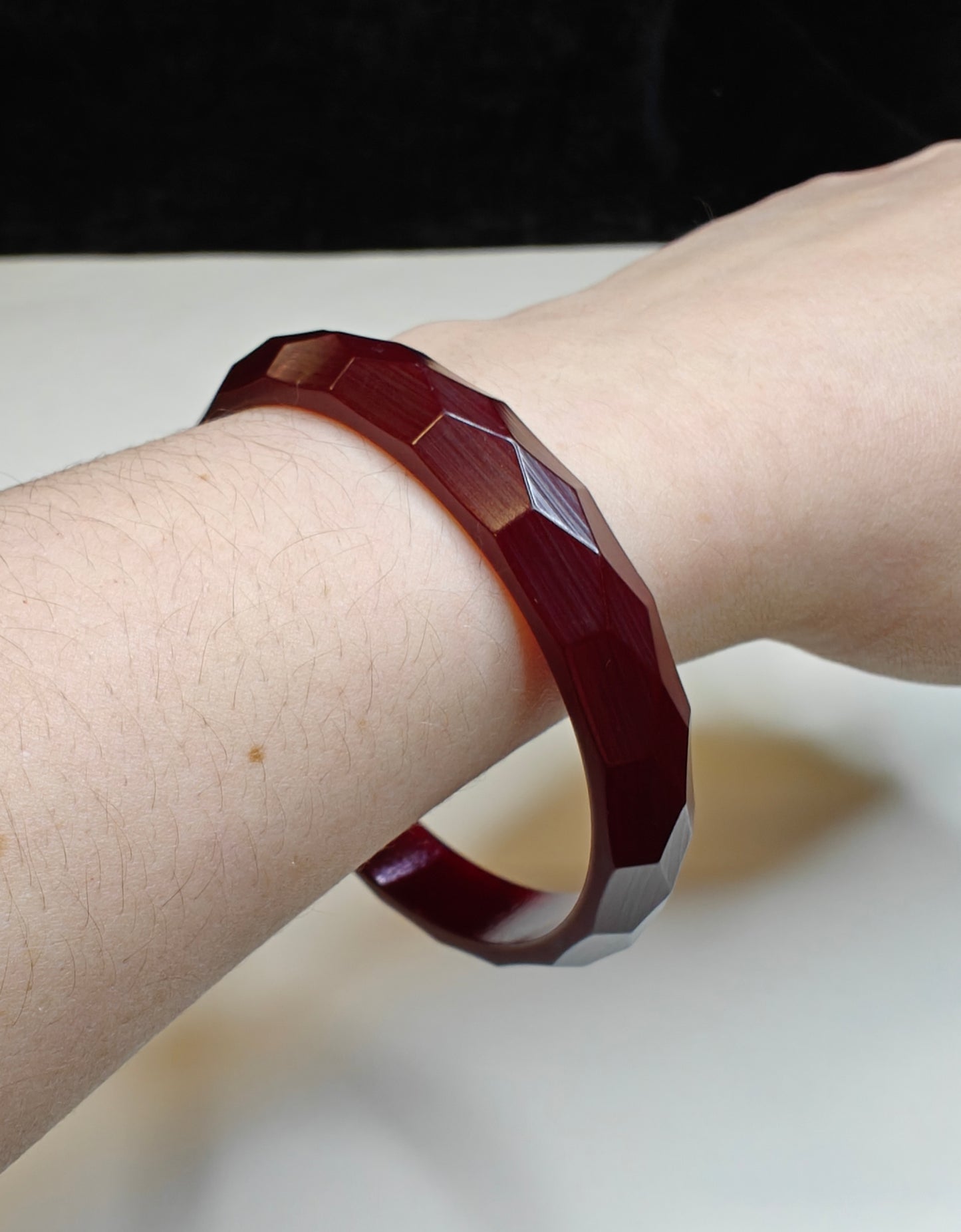 Bakelite Whiskey Red Diamond Cut Bangle (Z)