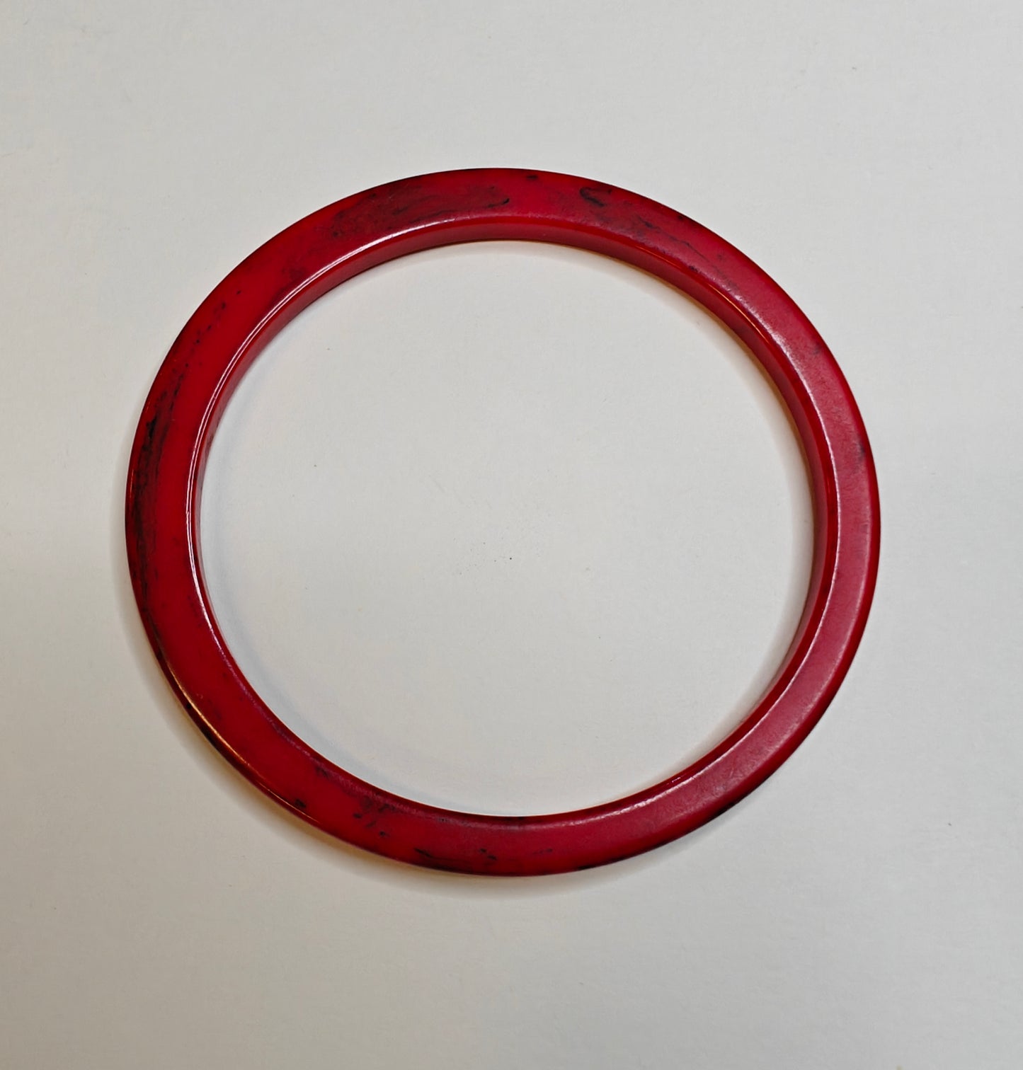 Red and Black Marbled Bakelite Bangle Bracelet with Sculpted Edge - Vintage (Z)
