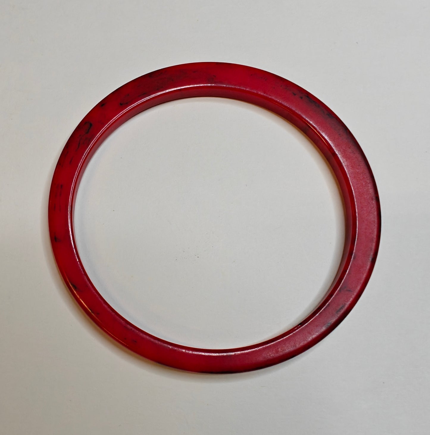Red and Black Marbled Bakelite Bangle Bracelet with Sculpted Edge - Vintage (Z)