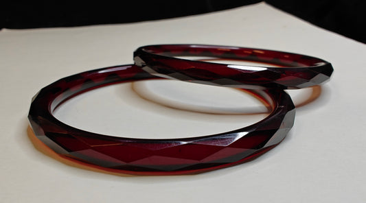 Bakelite Cherry Juice Bangle (Z)