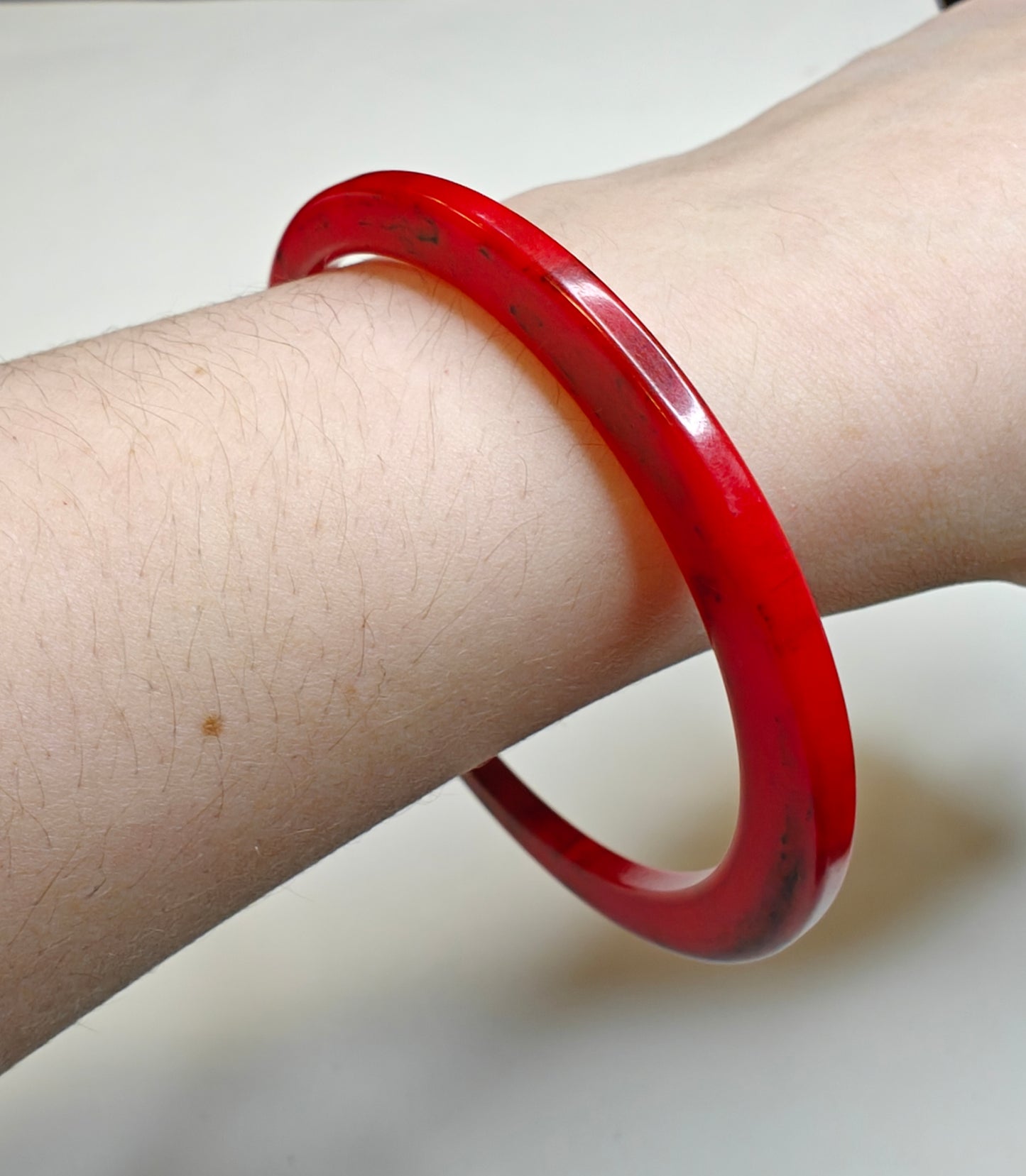 Red and Black Marbled Bakelite Bangle Bracelet with Sculpted Edge - Vintage (Z)