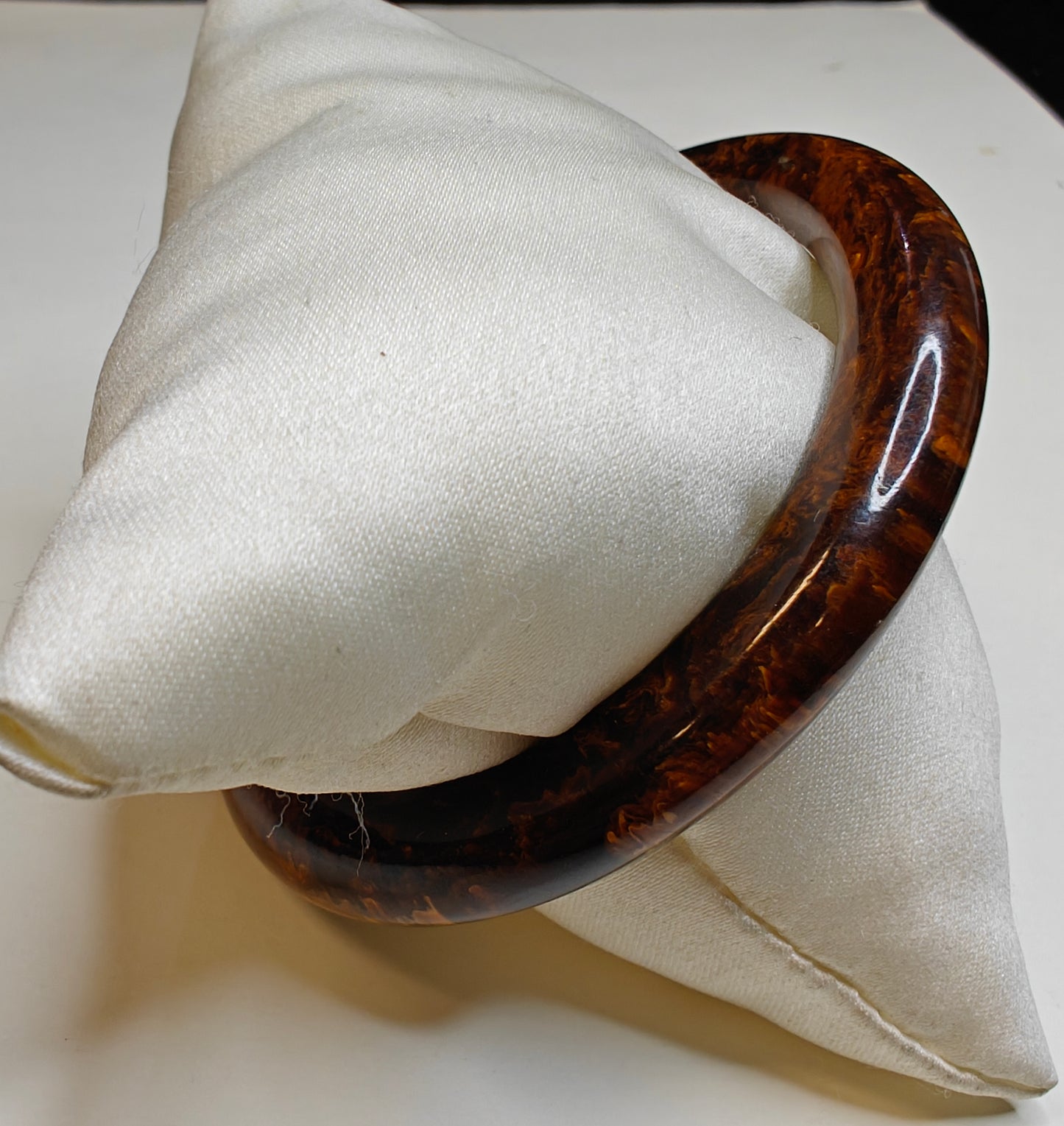 Marbled Bakelite Honey and Cream Bangle Bracelet (Z)