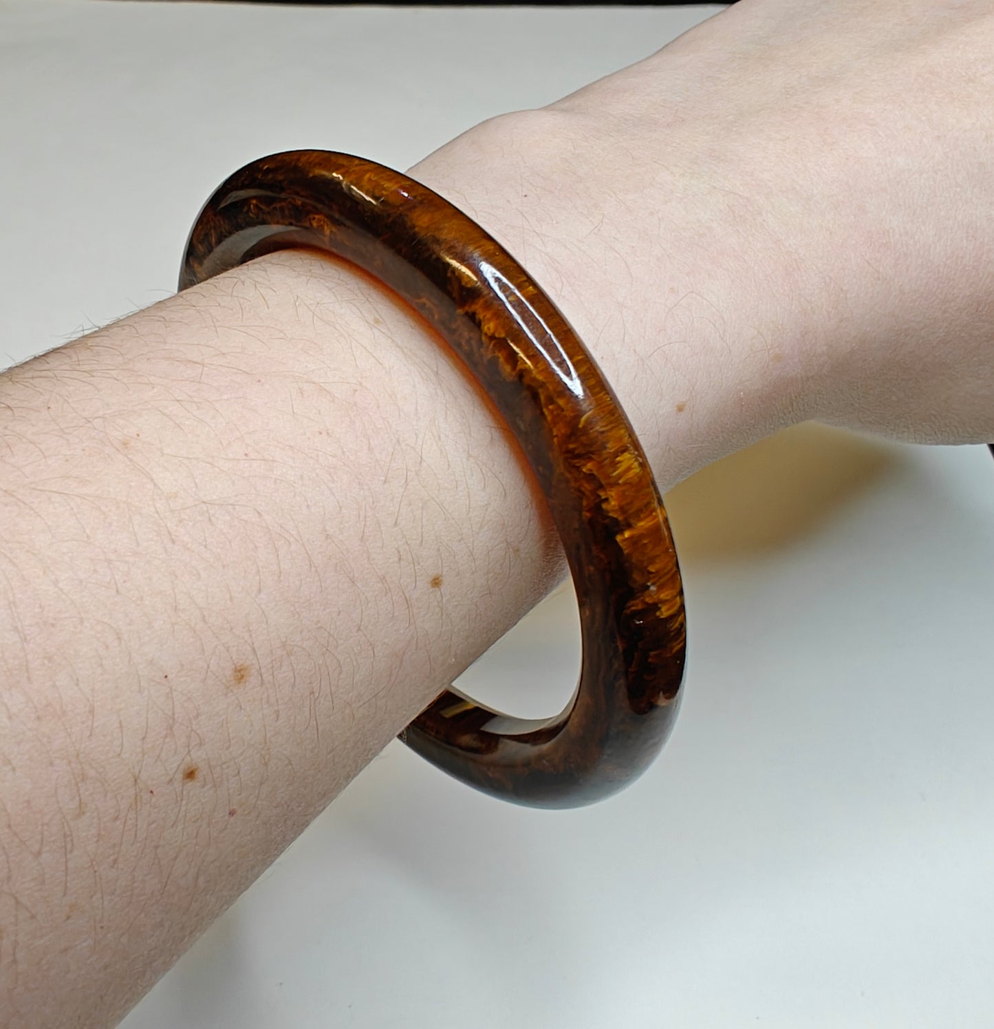 Marbled Bakelite Honey and Cream Bangle Bracelet (Z)