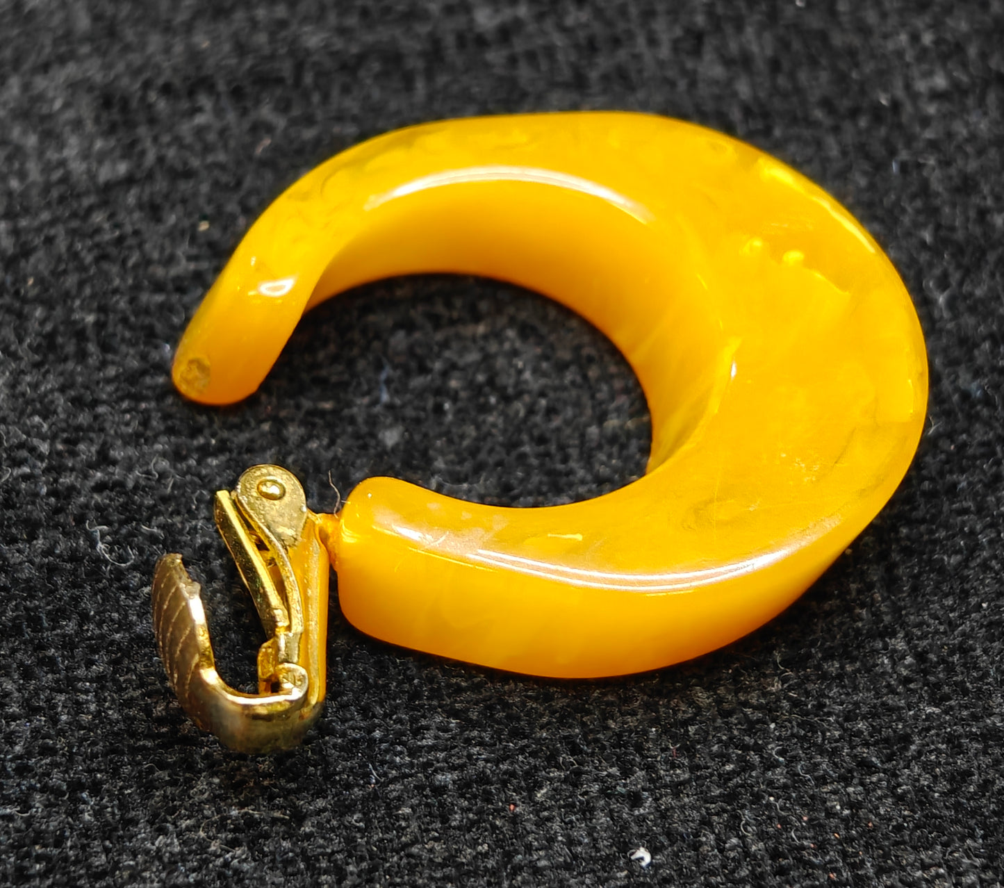 Marble Yellow Bakelite Earrings - Vintage (Z)