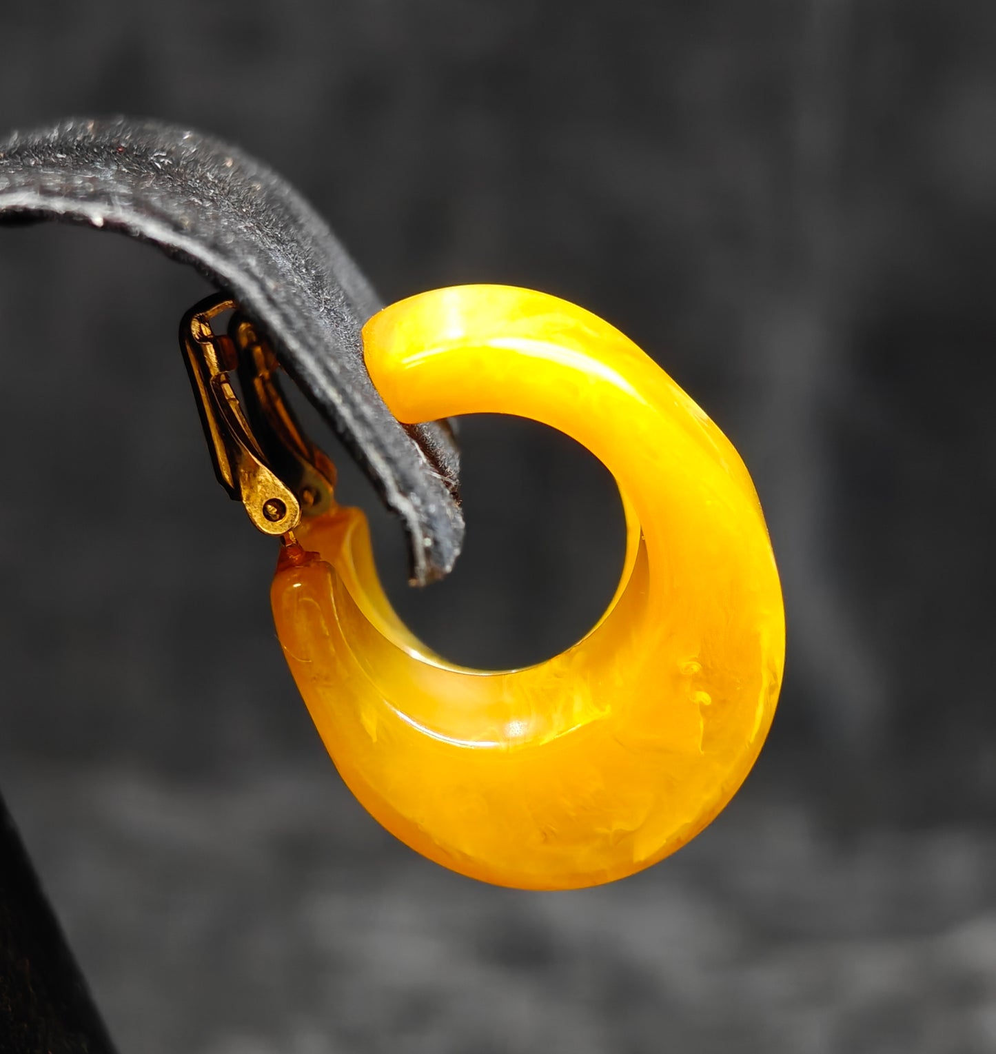 Marble Yellow Bakelite Earrings - Vintage (Z)