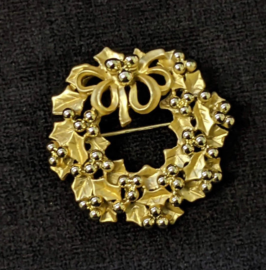 Holly With Berries Wreath Brooch in Two Tone Gold Metal - Vintage Pin