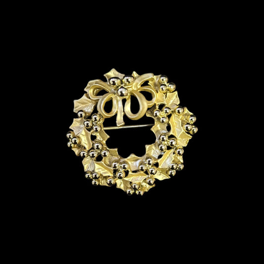 Holly With Berries Wreath Brooch in Two Tone Gold Metal - Vintage Pin